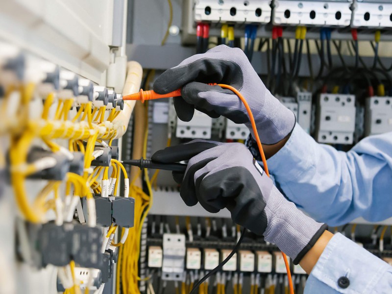 Începerea cursului de ELECTRICIAN CONSTRUCTOR MONTATOR APARATAJ ŞI CABLURI DE JOASĂ TENSIUNE la Arad!